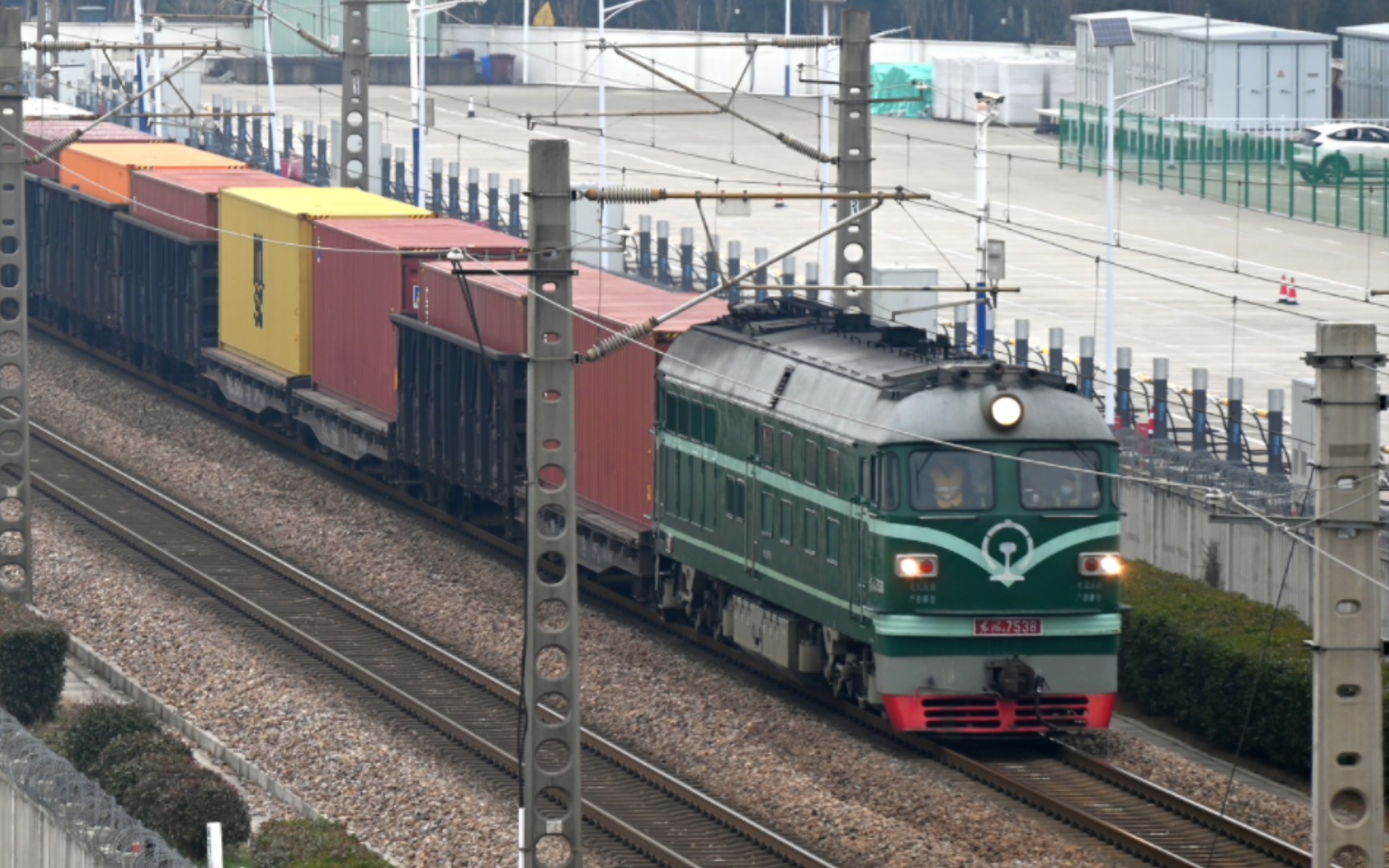 【中国铁路】上局沪段df4b-7538牵引81851次通过国展