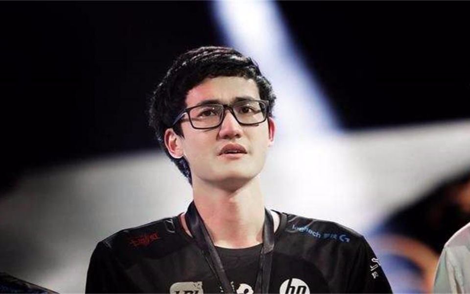 lol任栋卡萨戴着耳机一直都不说话谁跟他说话都给笑脸