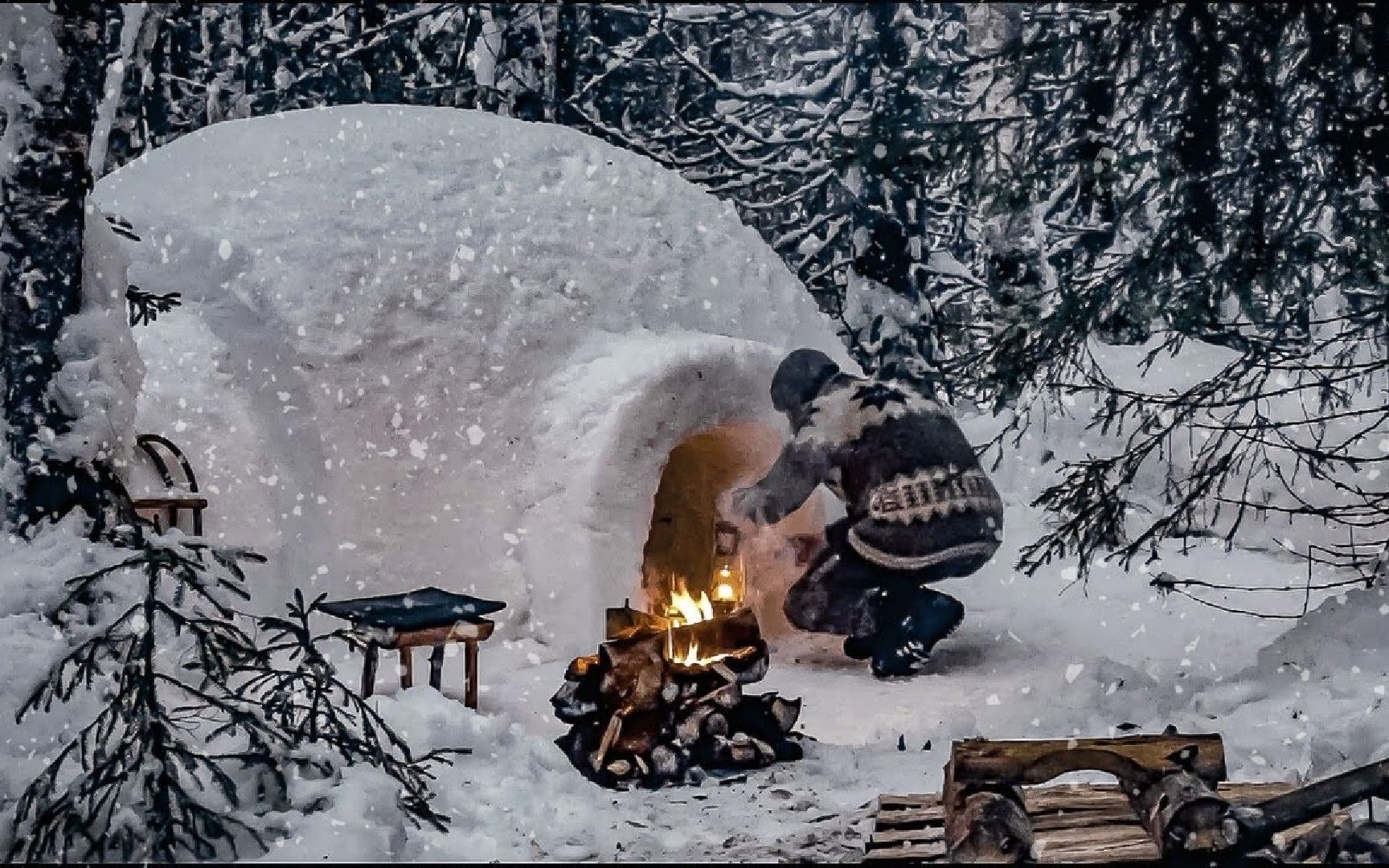 [图]在零下六十度的雪山，利用积雪建造一座冰屋，外面寒风刺骨冷成狗，进入冰屋后瞬间就暖和了