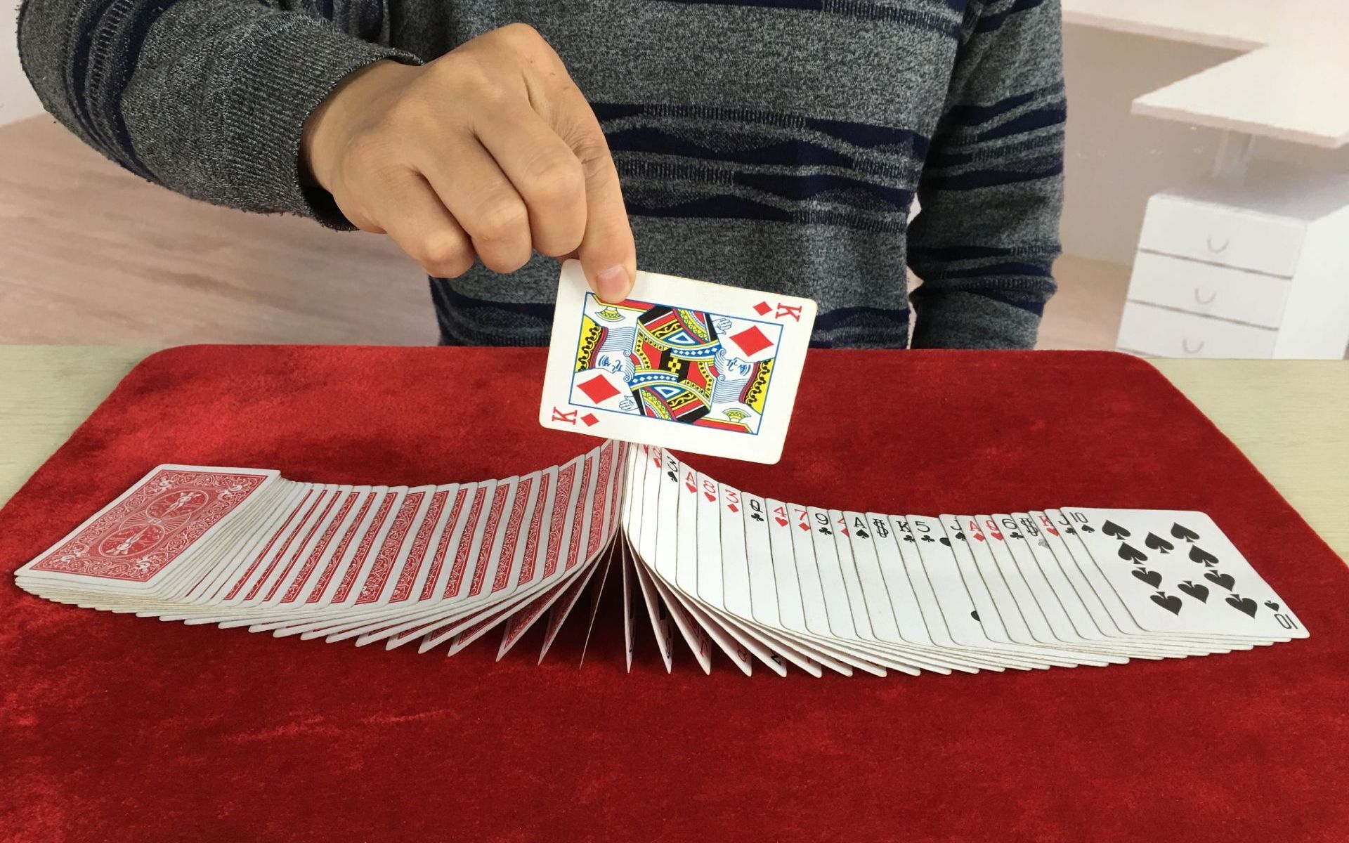 为什么魔术师洗牌可以又快又帅?原理特简单,看完后我服了