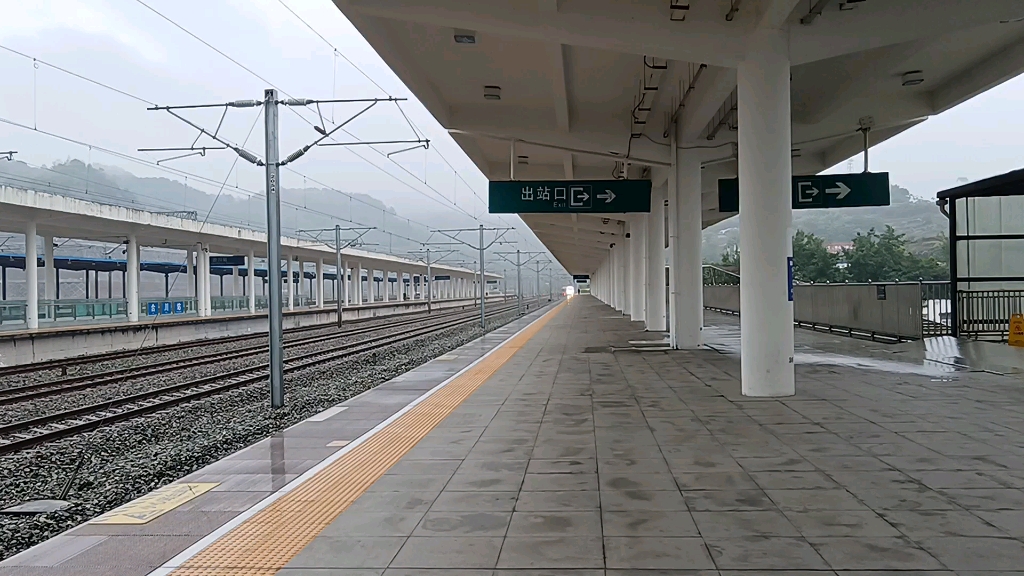 「cr」成都局独有?黄金眼担当d2374次进合川站一站台