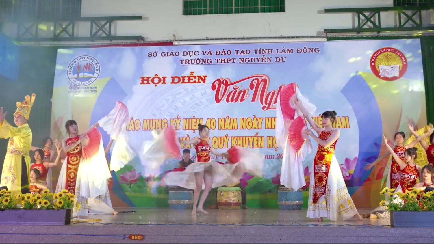 越南中学女生光脚舞蹈神圣灵魂舞