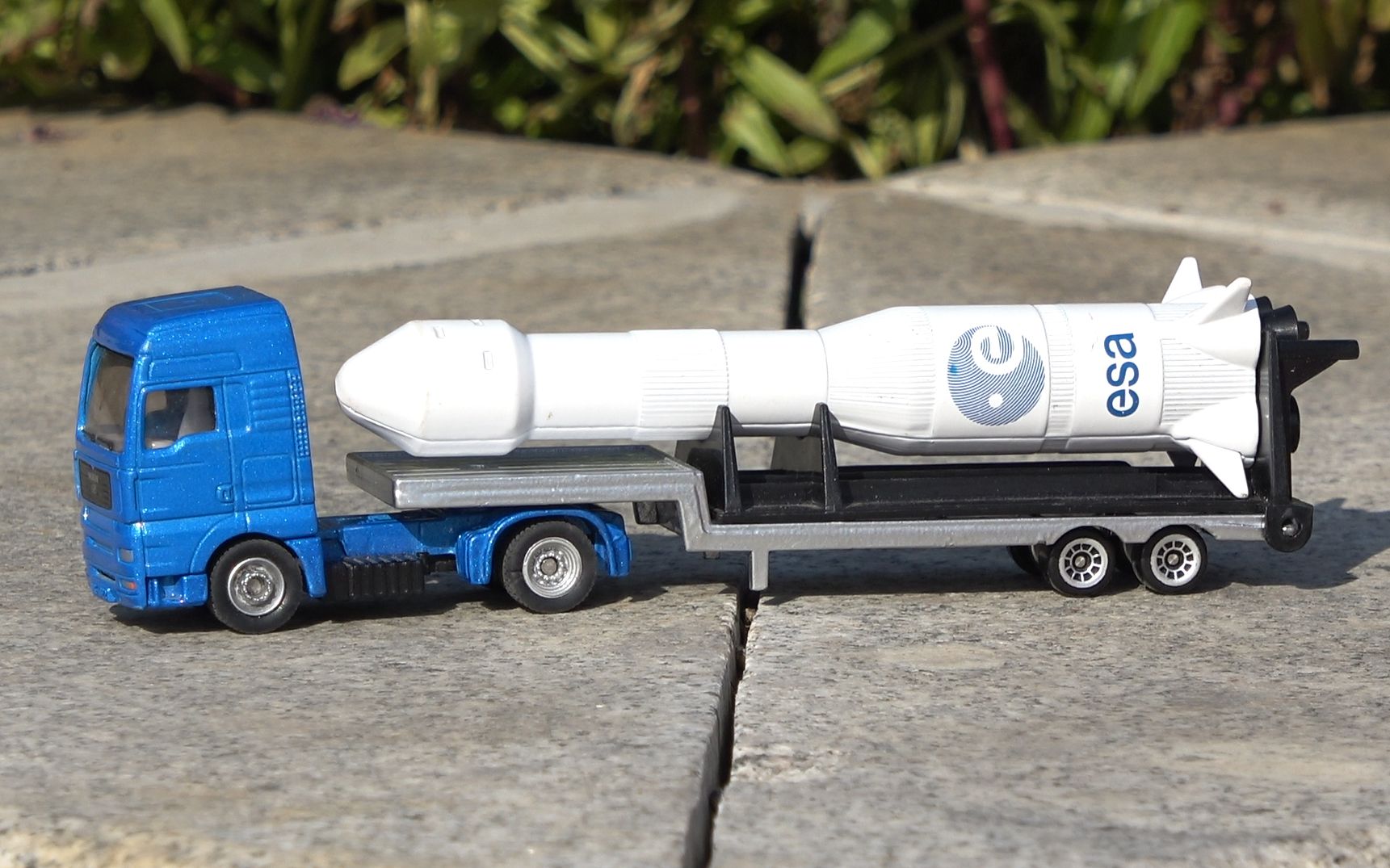 儿童合金汽车玩具模型 运载火箭运输车发射架玩具开箱试玩_哔哩哔哩