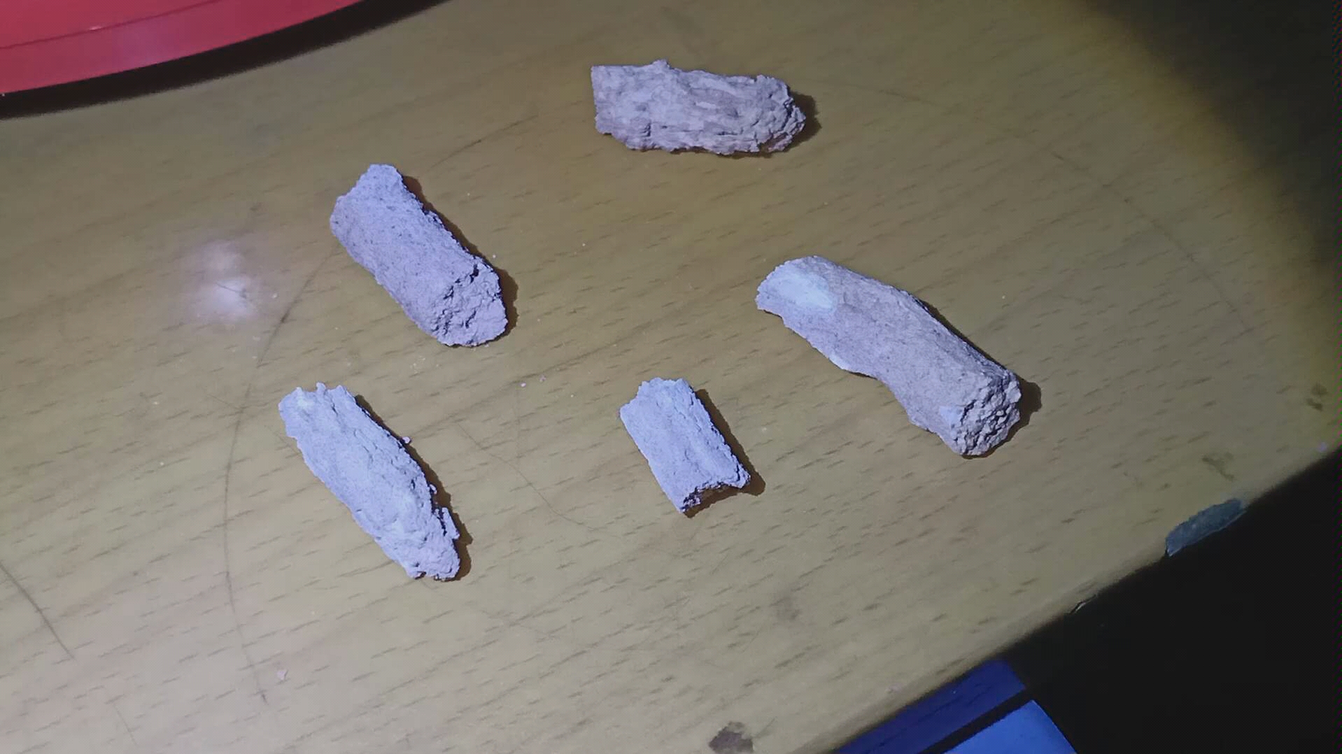 上次从沙漠里自己亲手挖出来的几个闪电熔岩.