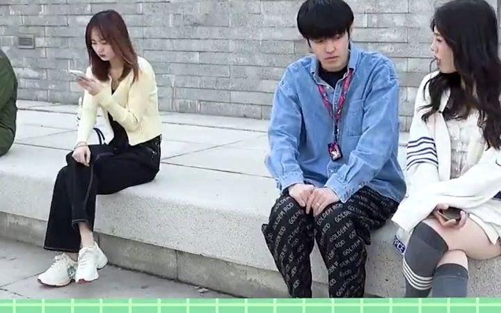 公园里情侣求复合遇放歌