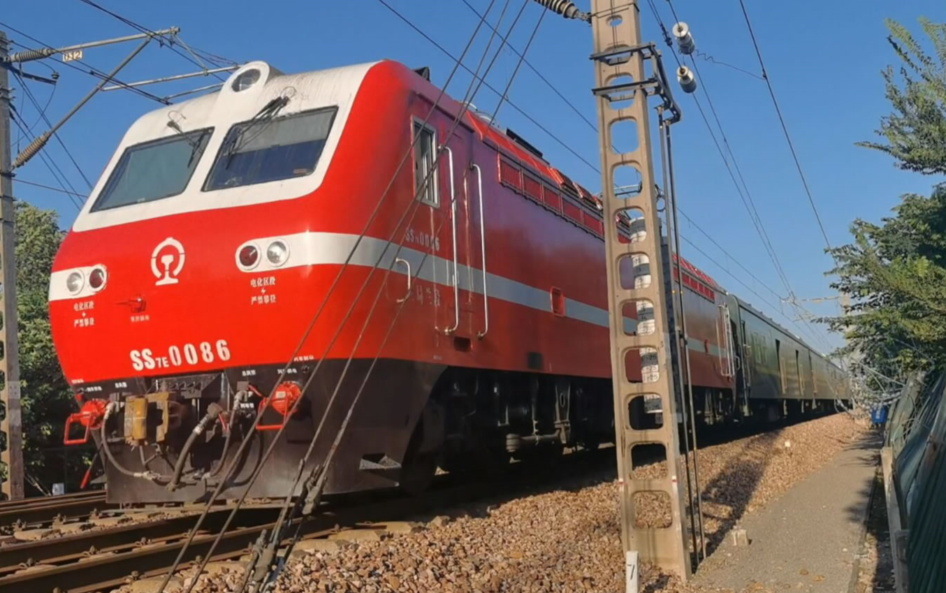 陇海铁路k177次旅客列车通过白马寺站东入口