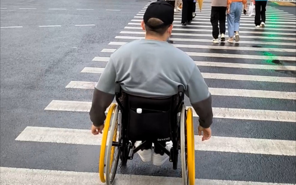 第一人称视角|轮椅男生独自坐地铁出行vlog,杭州地铁无障碍很赞_哔哩