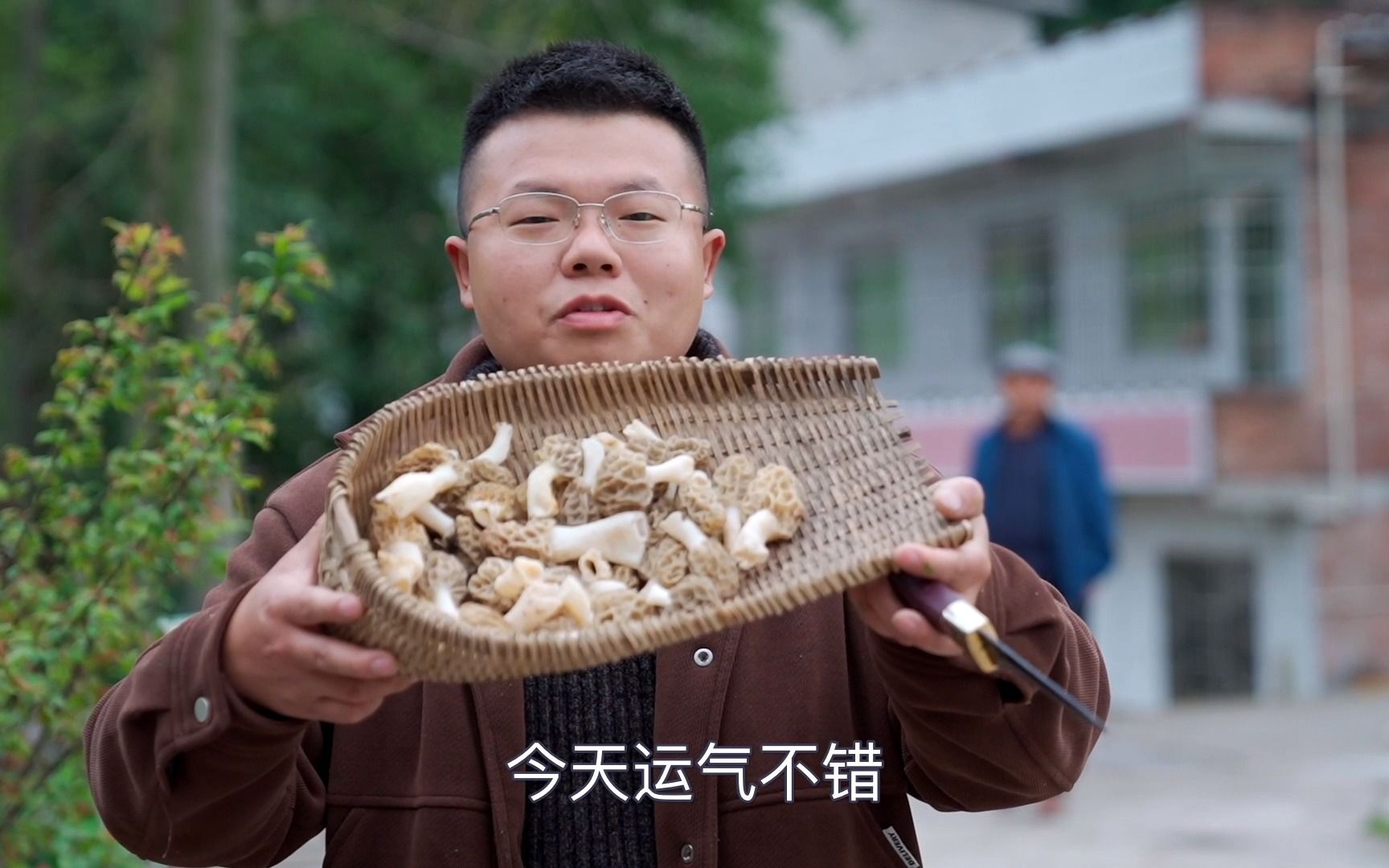 桃子家附近发现野生羊肚菌,听说价值上百一斤,这运气也太好了!哔哩哔哩bilibili