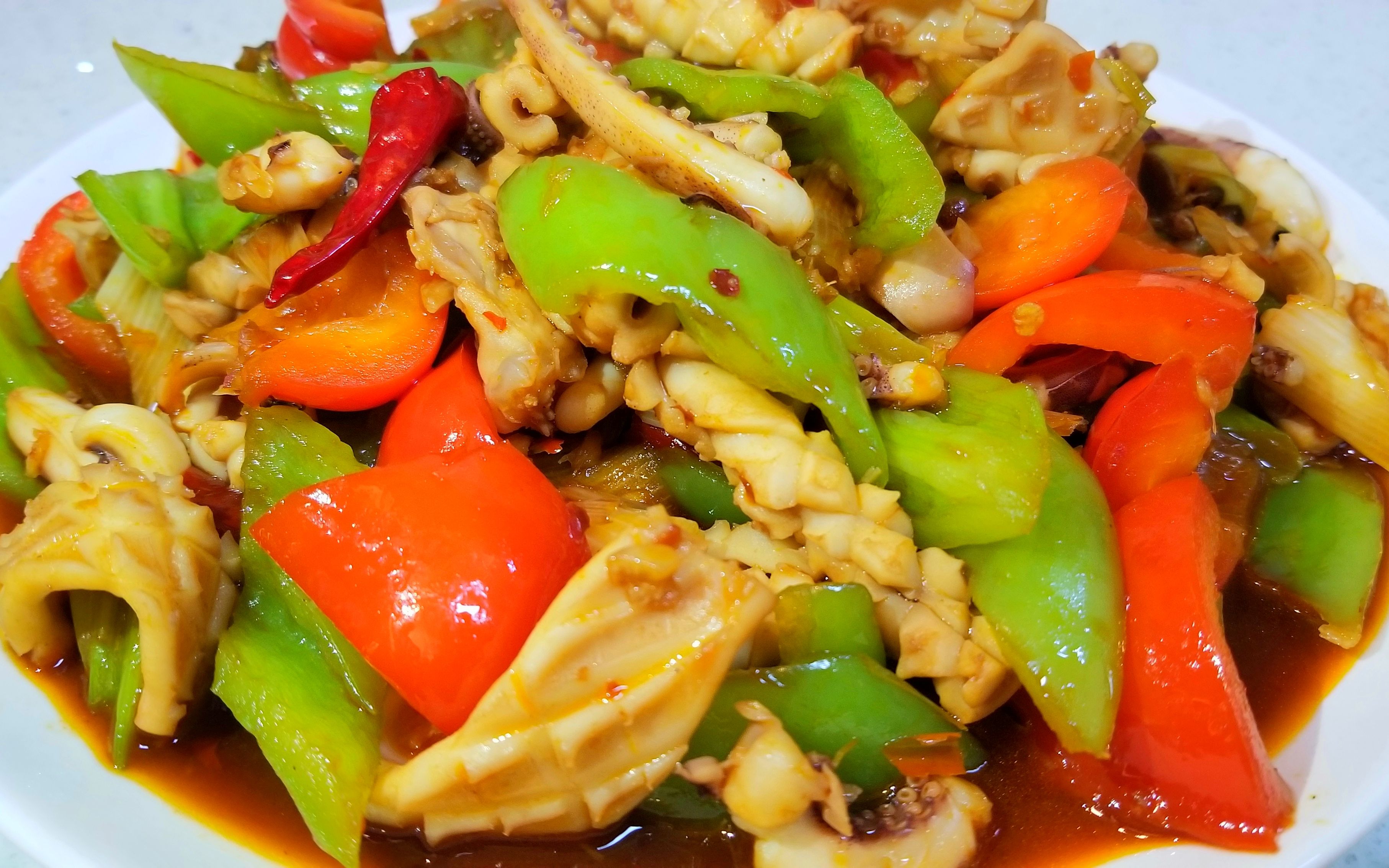 小伙在家自制葱爆鱿鱼脆嫩爽口无腥味吃起来真香