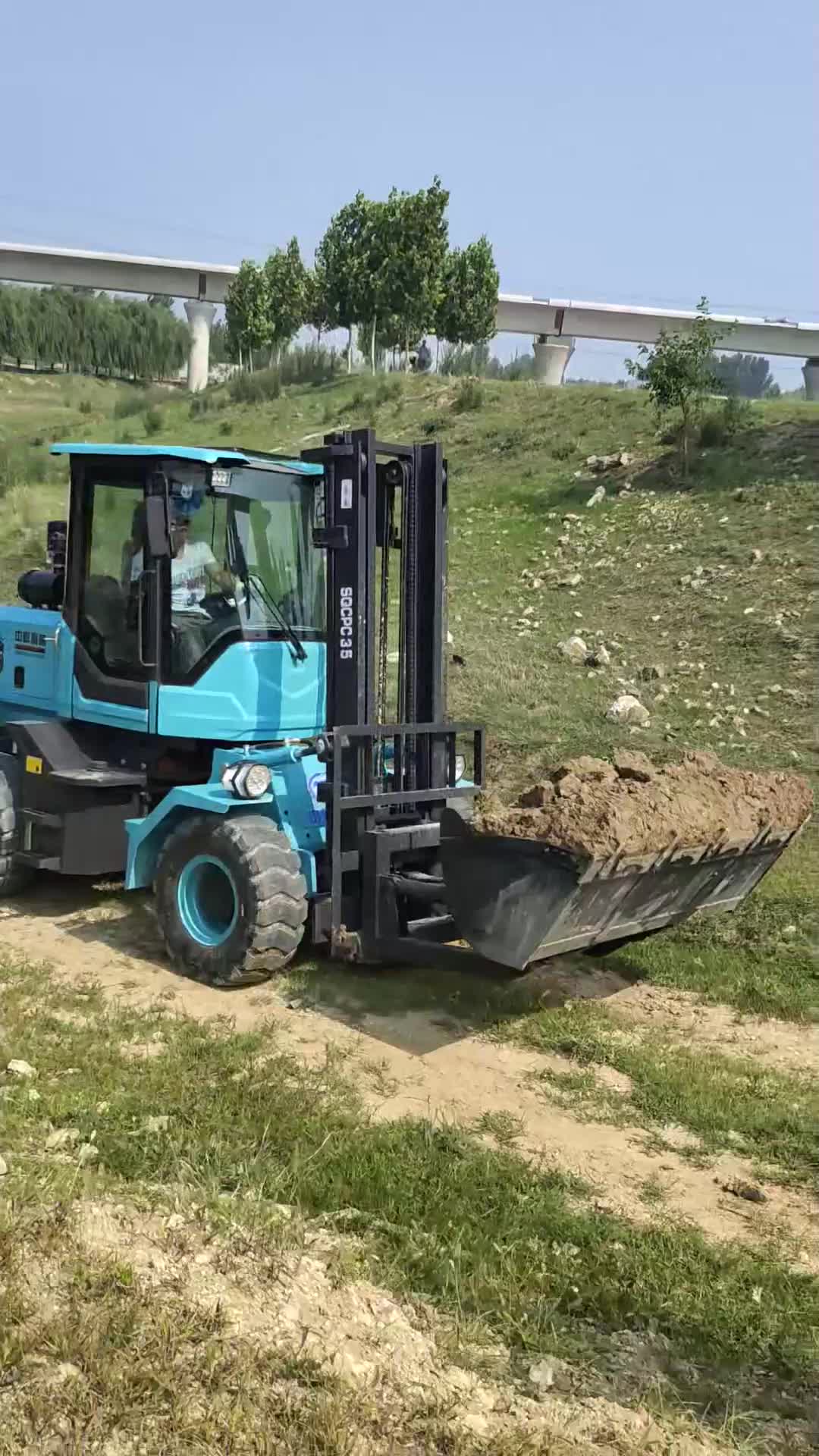 四驱越野叉车新款到来