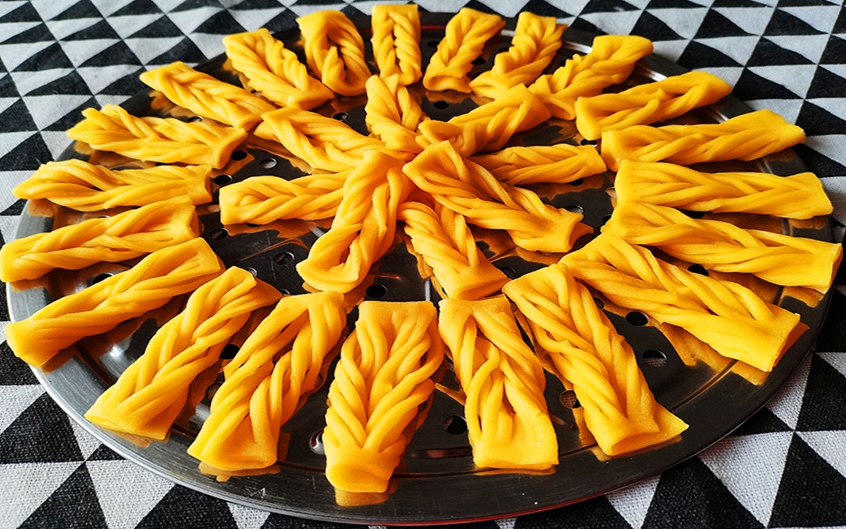 过年必备小吃炸麻叶,和面比例做法都告诉您,不干不硬,香甜酥脆