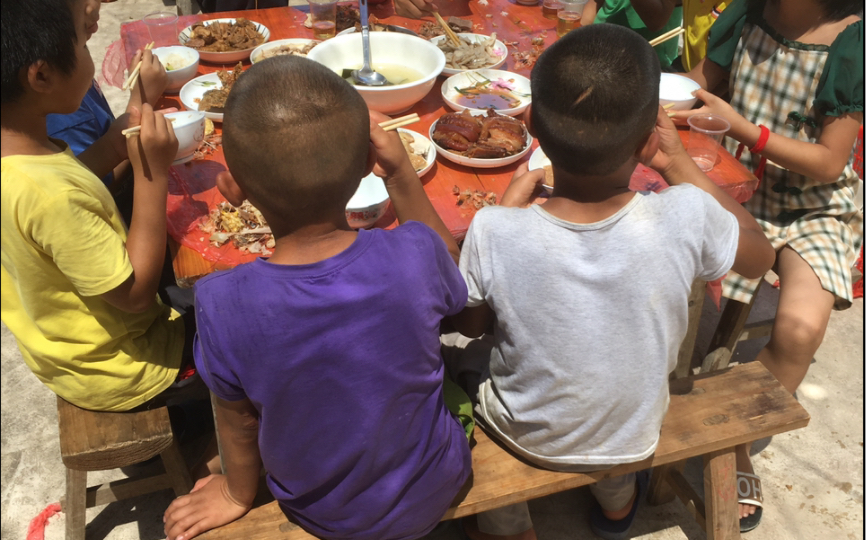 吃席就要和小孩一桌,再配上当今儿歌孤勇者不过分吧