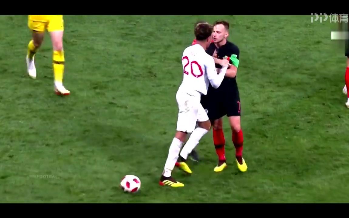 足球场上那些激烈碰撞 是男性荷尔蒙的味道