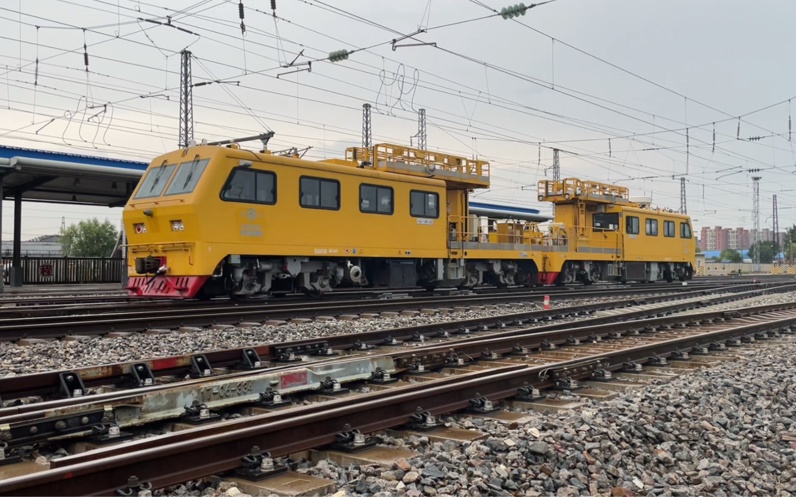 接触网检测车上行56094次轨道车组于洪站4道联控发车经下行咽喉出站