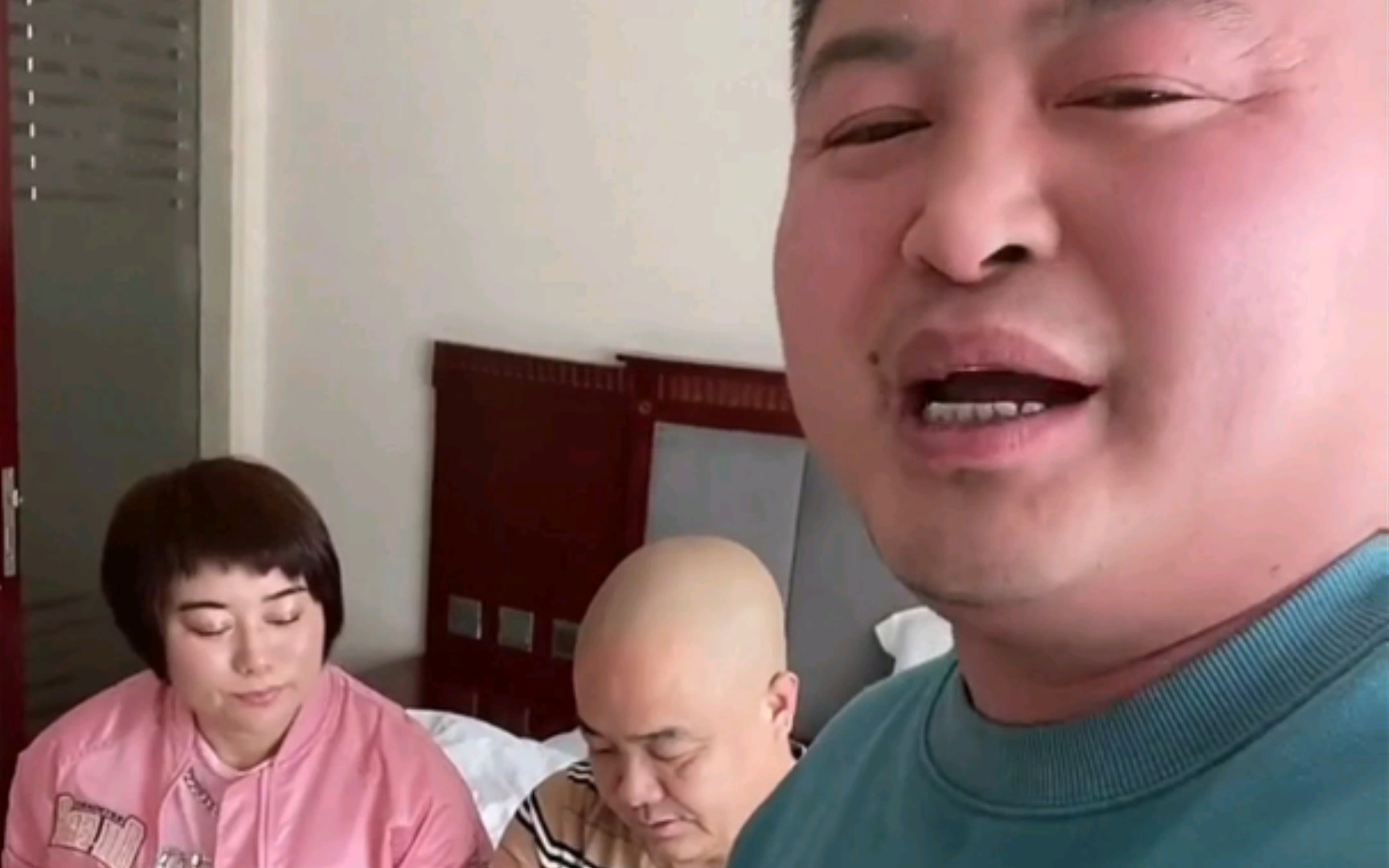 刀哥决定把李红献给丽丽李红给龙龙生小丽丽