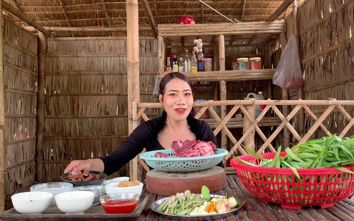 柬埔寨美食小姐姐用空心菜做咖喱牛肉