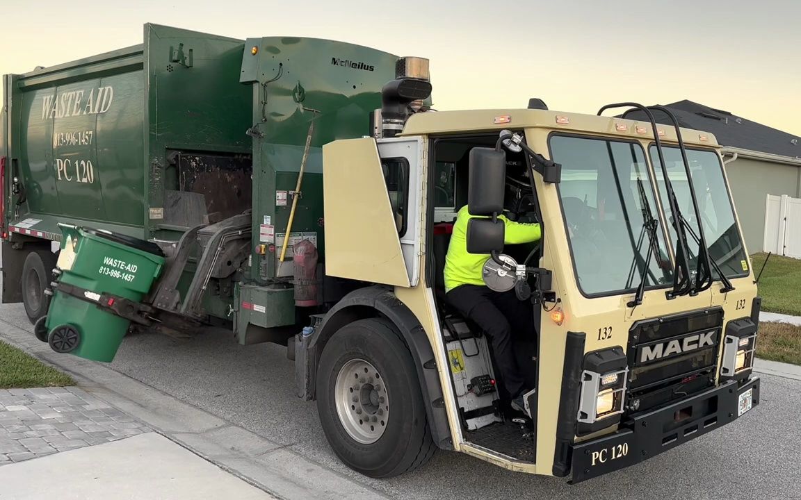 【垃圾回收】美国mack侧装式垃圾收集车在富人区收垃圾