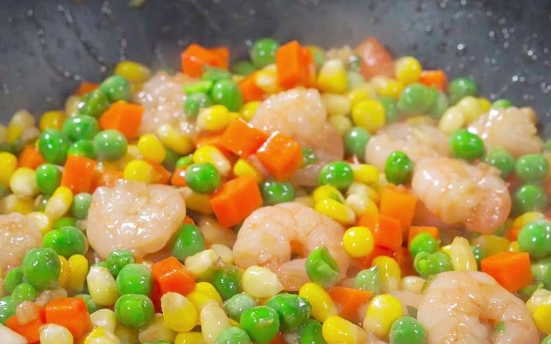 过年给家里小朋友做一道虾仁玉米青豆大人小孩都爱吃!