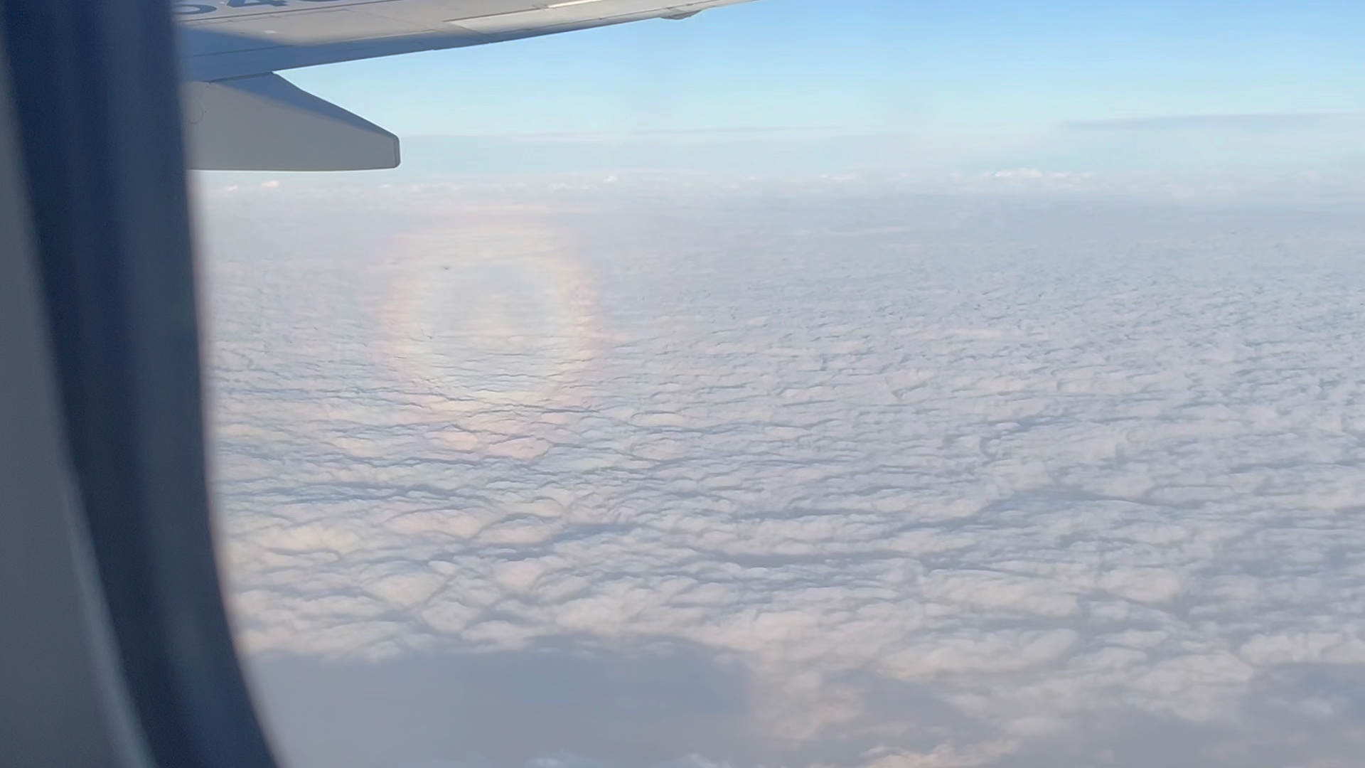 飞机上看到彩虹了,是彩虹吗.