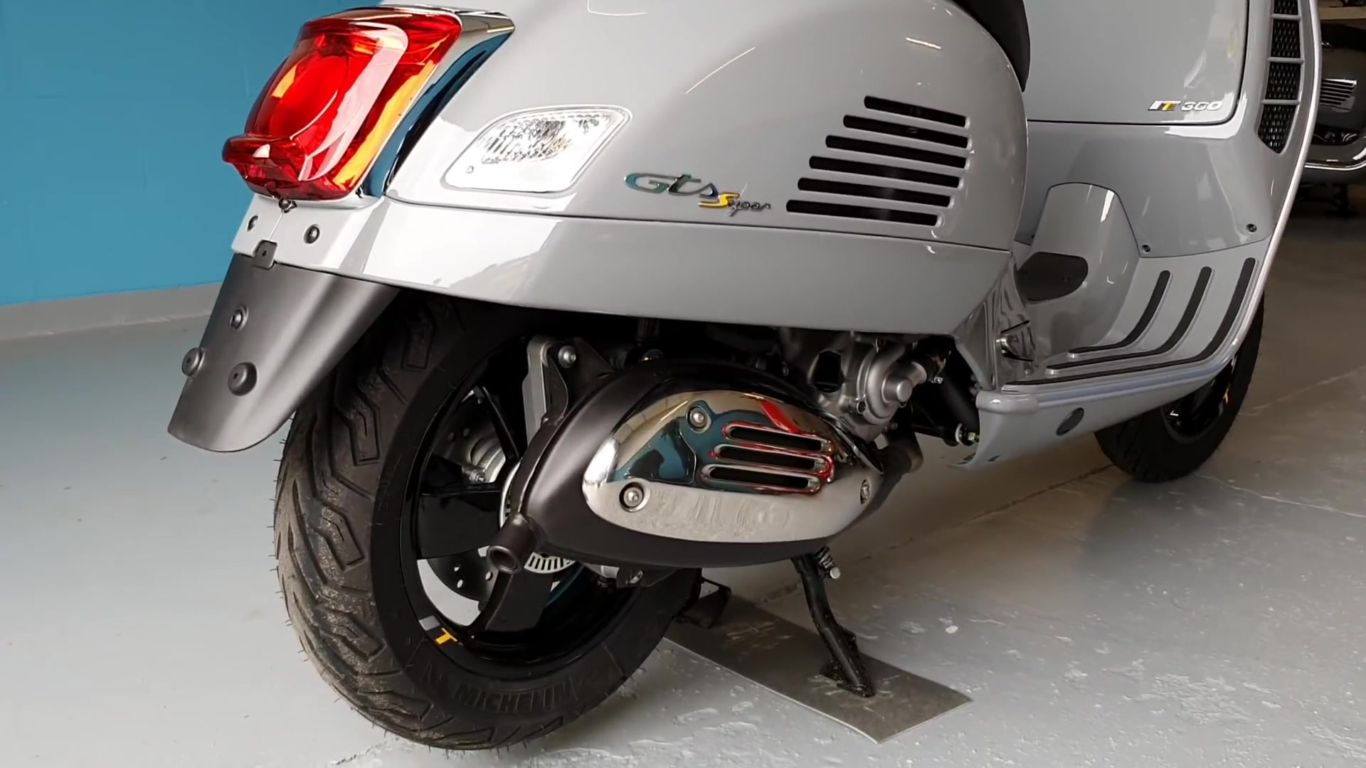 「机车」vespa gts supertech 300 hpe灰色欣赏