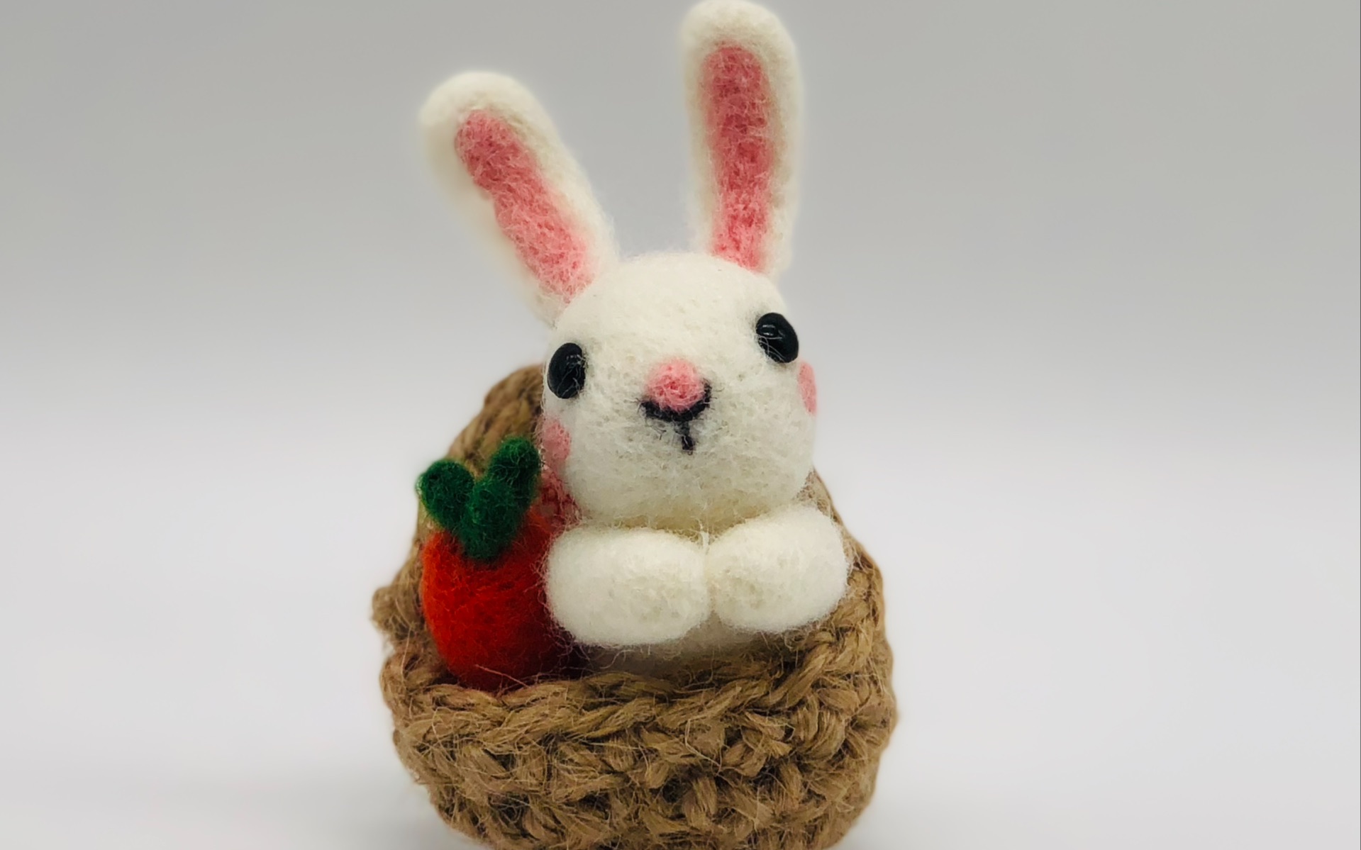 【羊毛毡公仔——坐在篮子里的小兔兔】