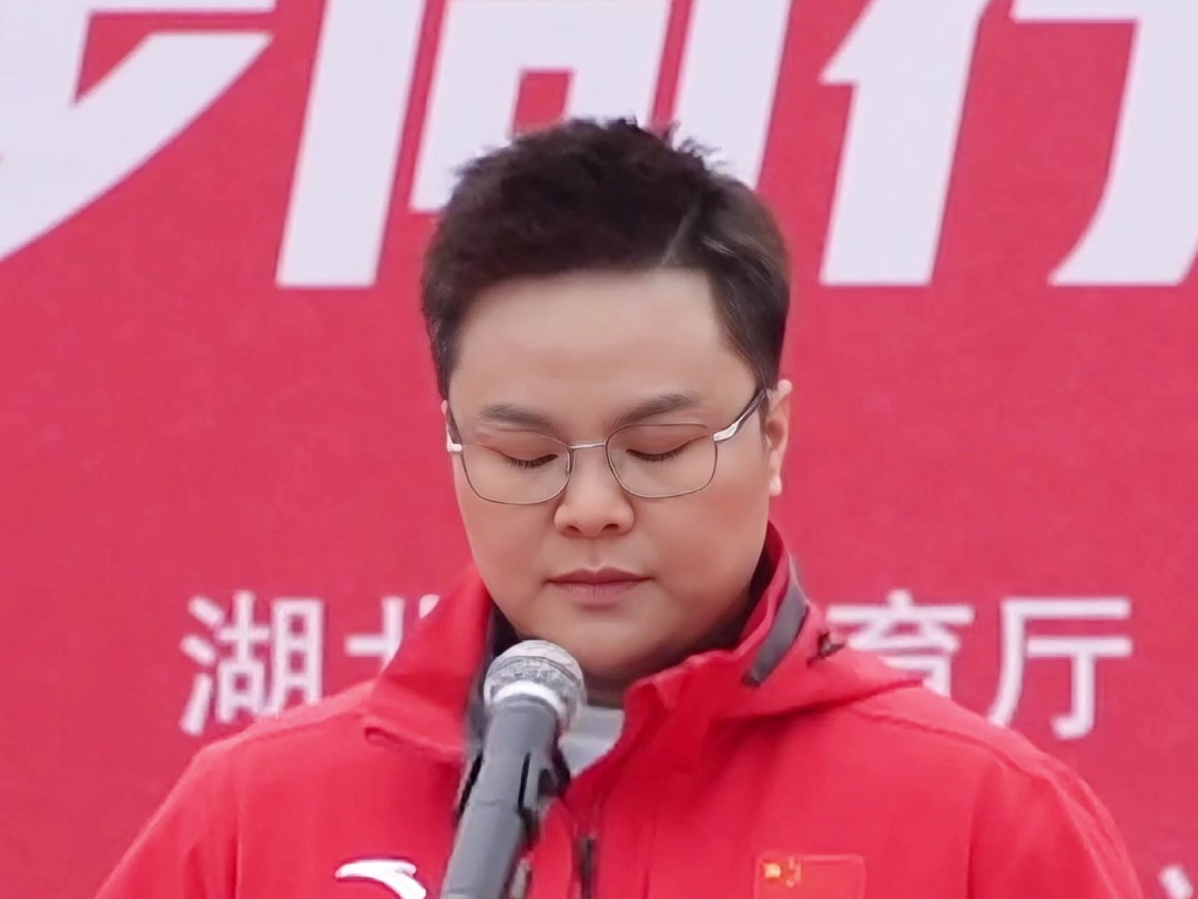 东京奥运会女子举重87公斤级冠军汪周雨在湖北省社科界"千人健步同行