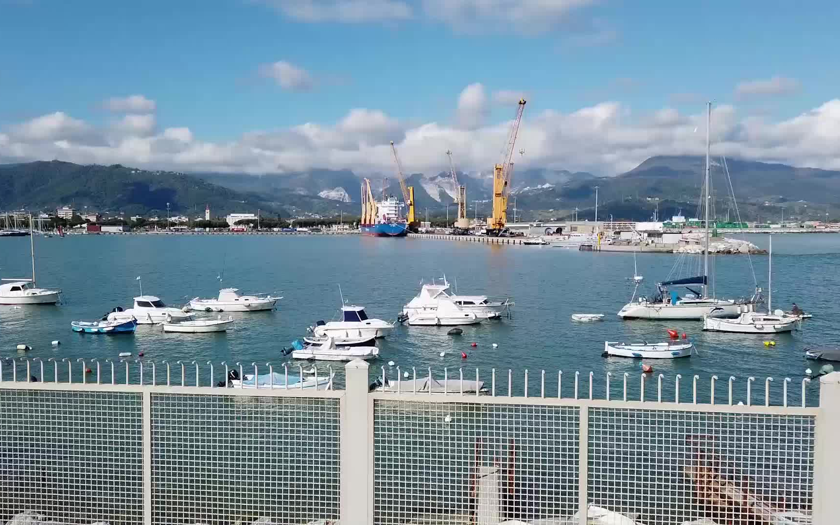 卡村海边港口散步的日常