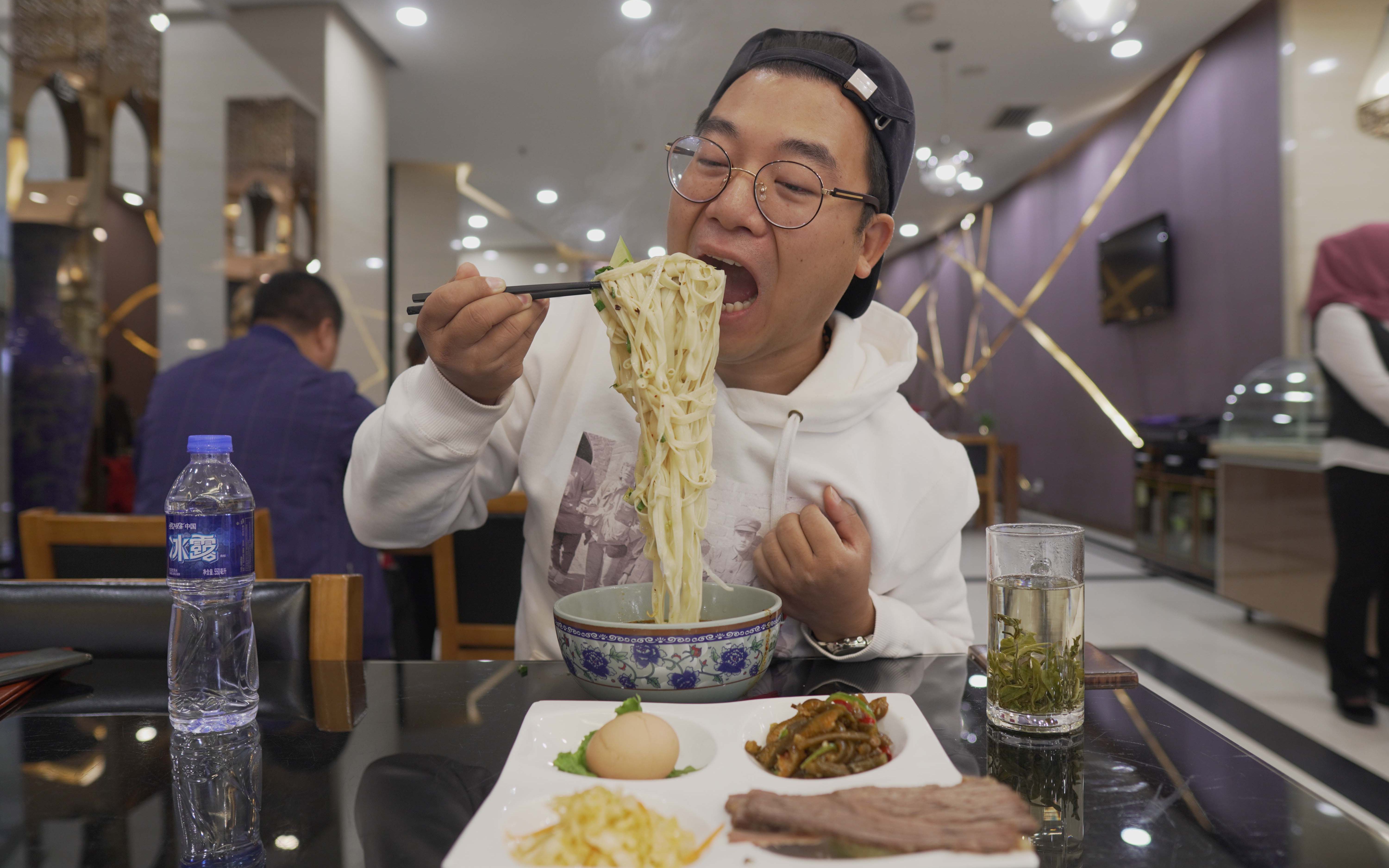 兰州的早餐吃牛肉面5片肉铺满碗大嘴两口下肚撑一天