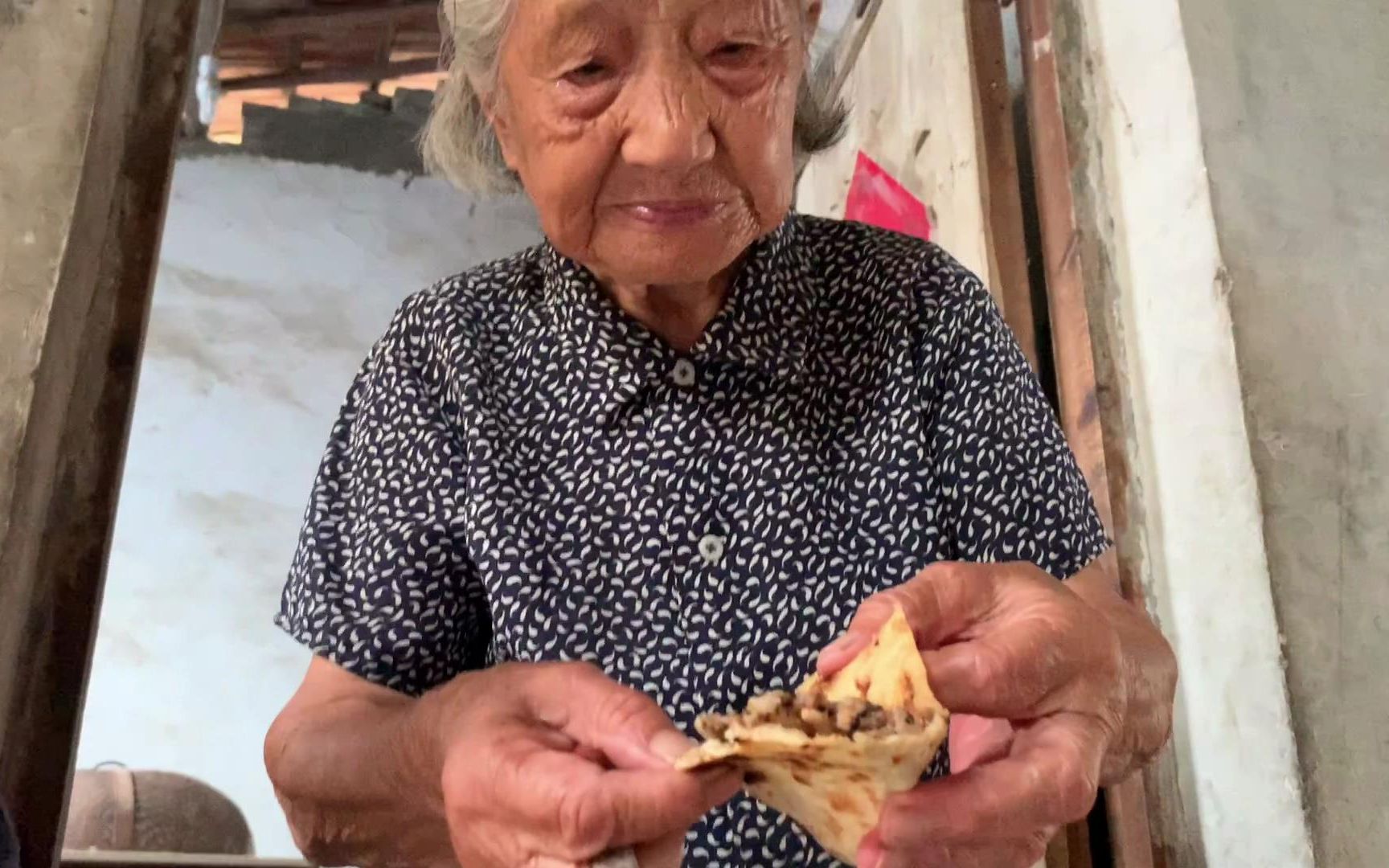 给外婆带永康肉麦饼,外婆连连称赞永康的做饼师傅哔哩哔哩bilibili