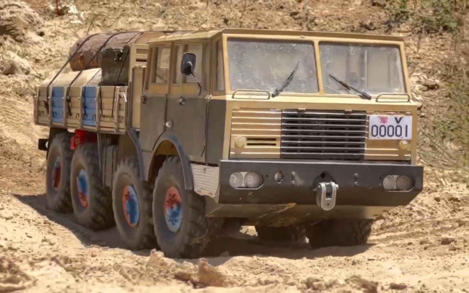 八轮卡车dc8飞沙走水运输木材