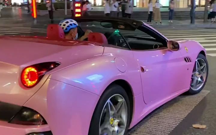 美女 坐着粉色法拉利出街啦