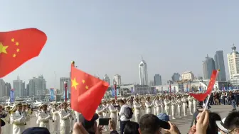 Скачать видео: 海军军乐行进表演片段（3）--钢铁洪流进行曲