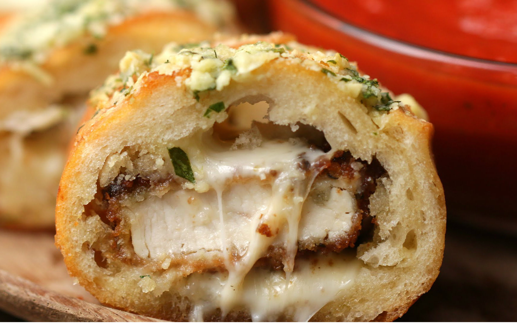 【美食一分钟/中字】蒜香芝士鸡肉法棍 chicken parmesan-stuffed