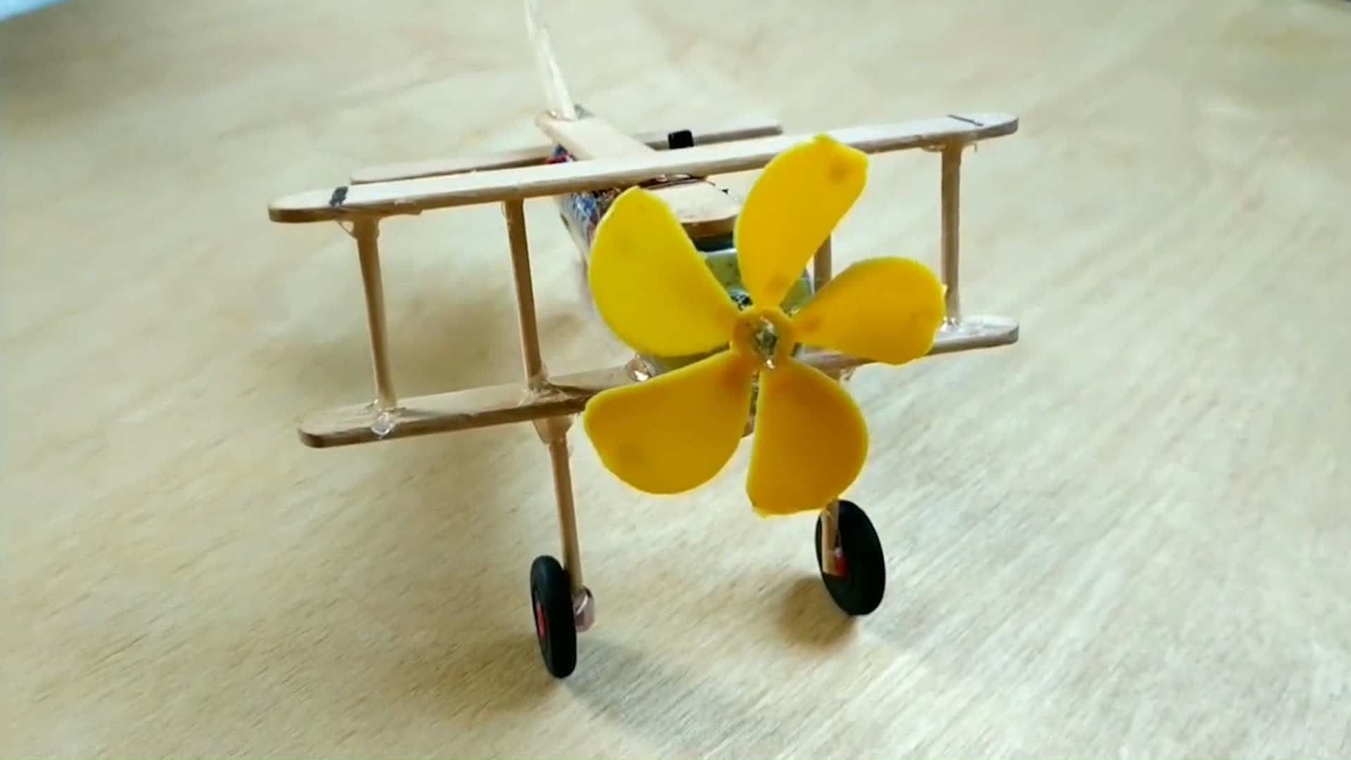 用冰糕棍和牙签做成的一架小型滑翔机,能飞哦?