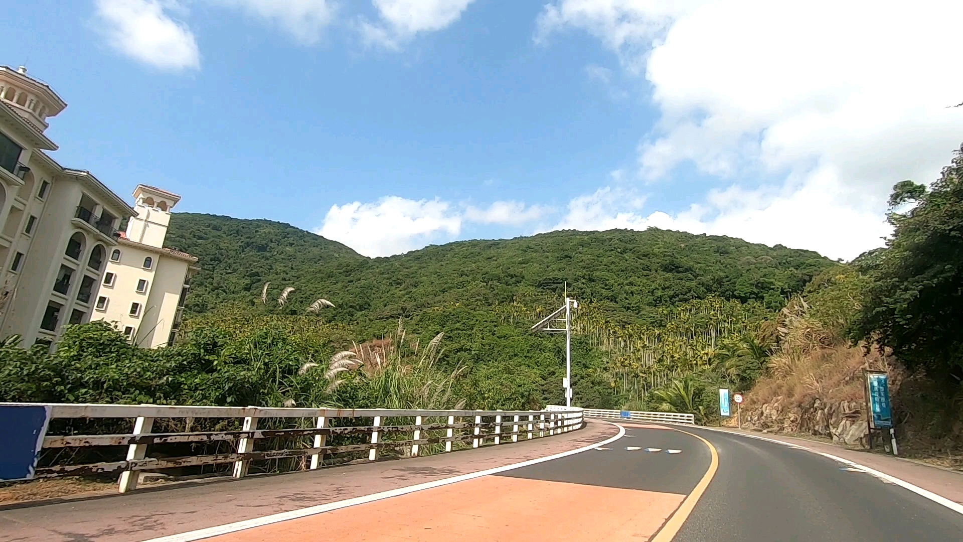 自驾床车来到海南省陵水县日月湾海滩,这里跑车,美女,海浪
