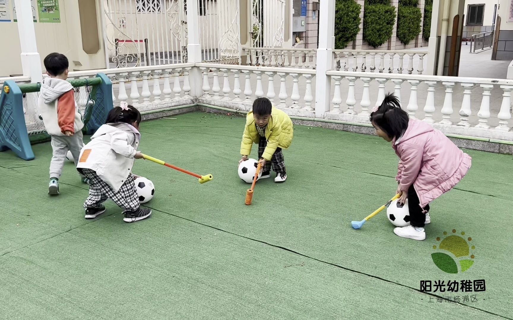 阳光幼稚园小班户外足球游戏:我的小球进门了哔哩哔哩bilibili