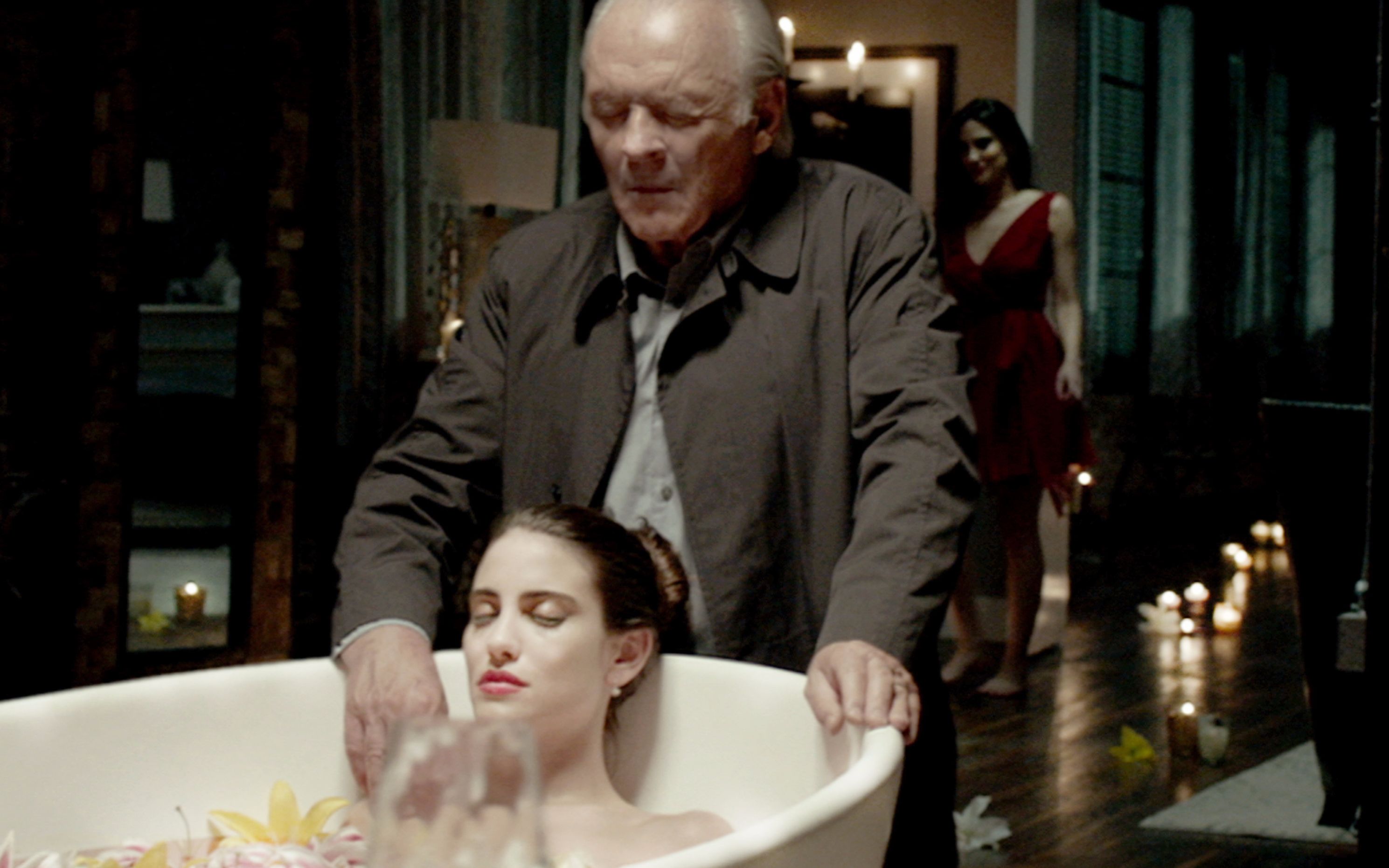 通灵神探太厉害了,只要触碰死者,就能知道是怎么死的!