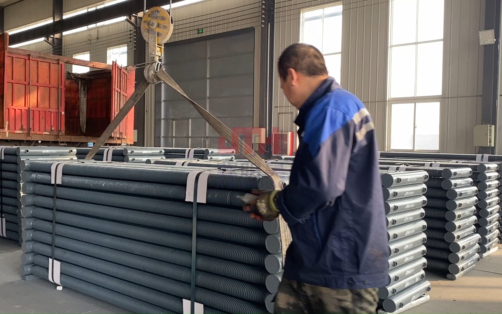 翅片管散热器生产完成打包发货,适用于大面积车间厂房,以及温室大棚