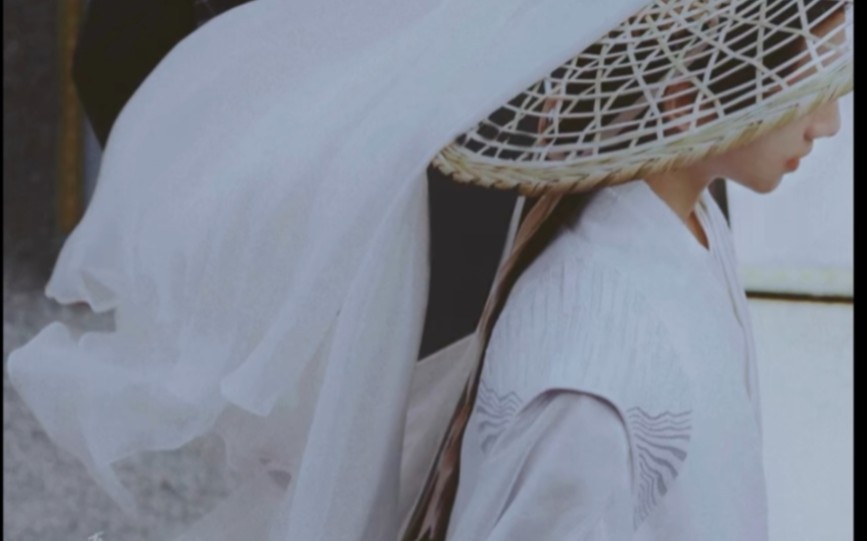 "水榭藏美人,美人召天问"