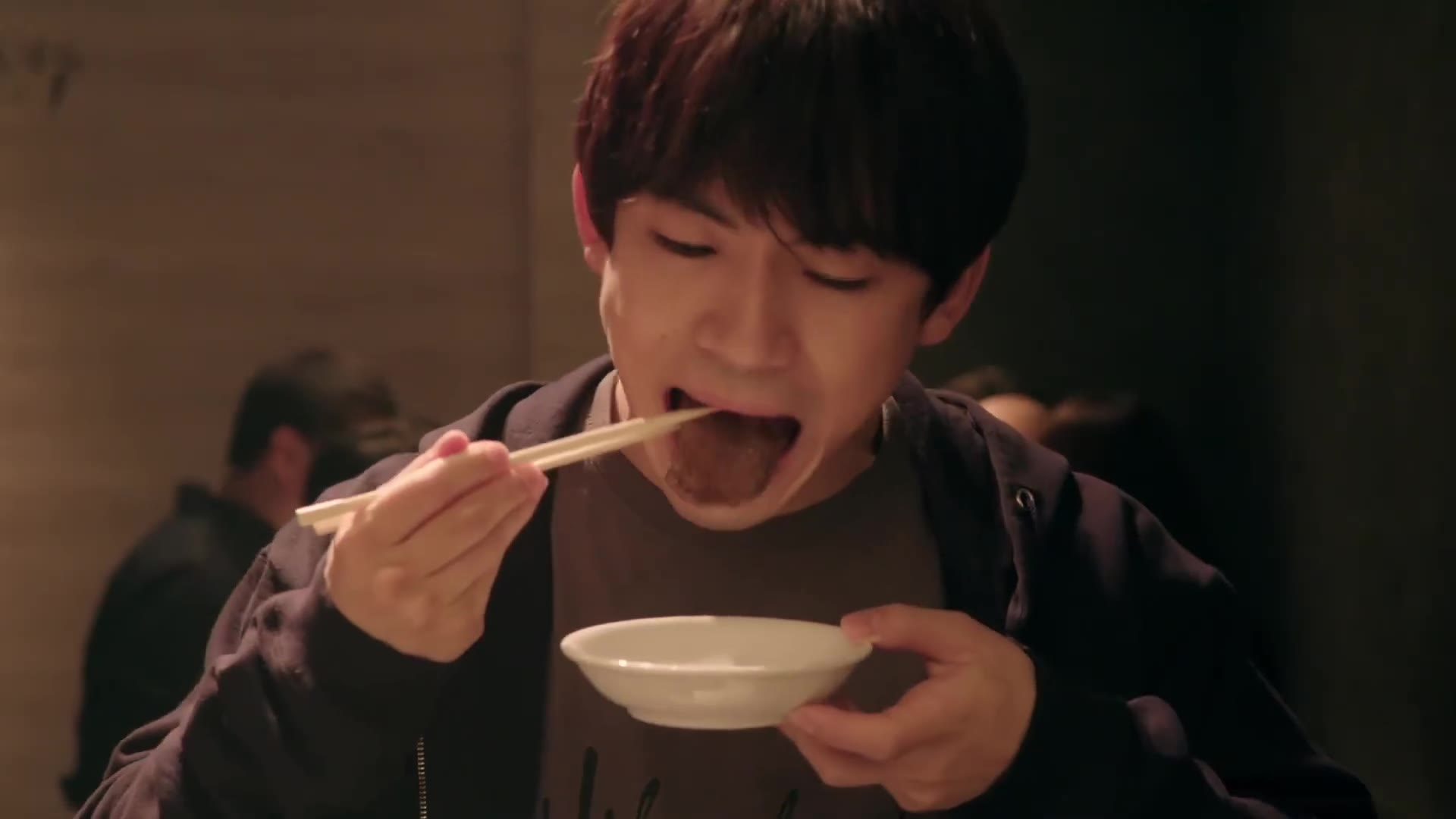 决不能在深夜看的电影《食运》发布预告,人活着就是为了烤肉啊