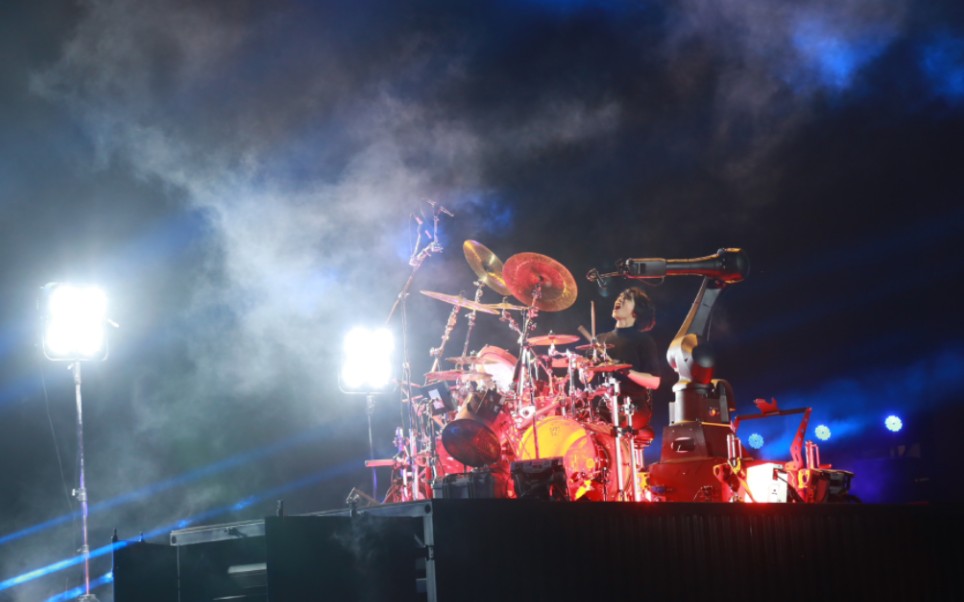 重庆麦嗯音乐节 胡宇桐首唱《升空之前》 架子鼓打唱