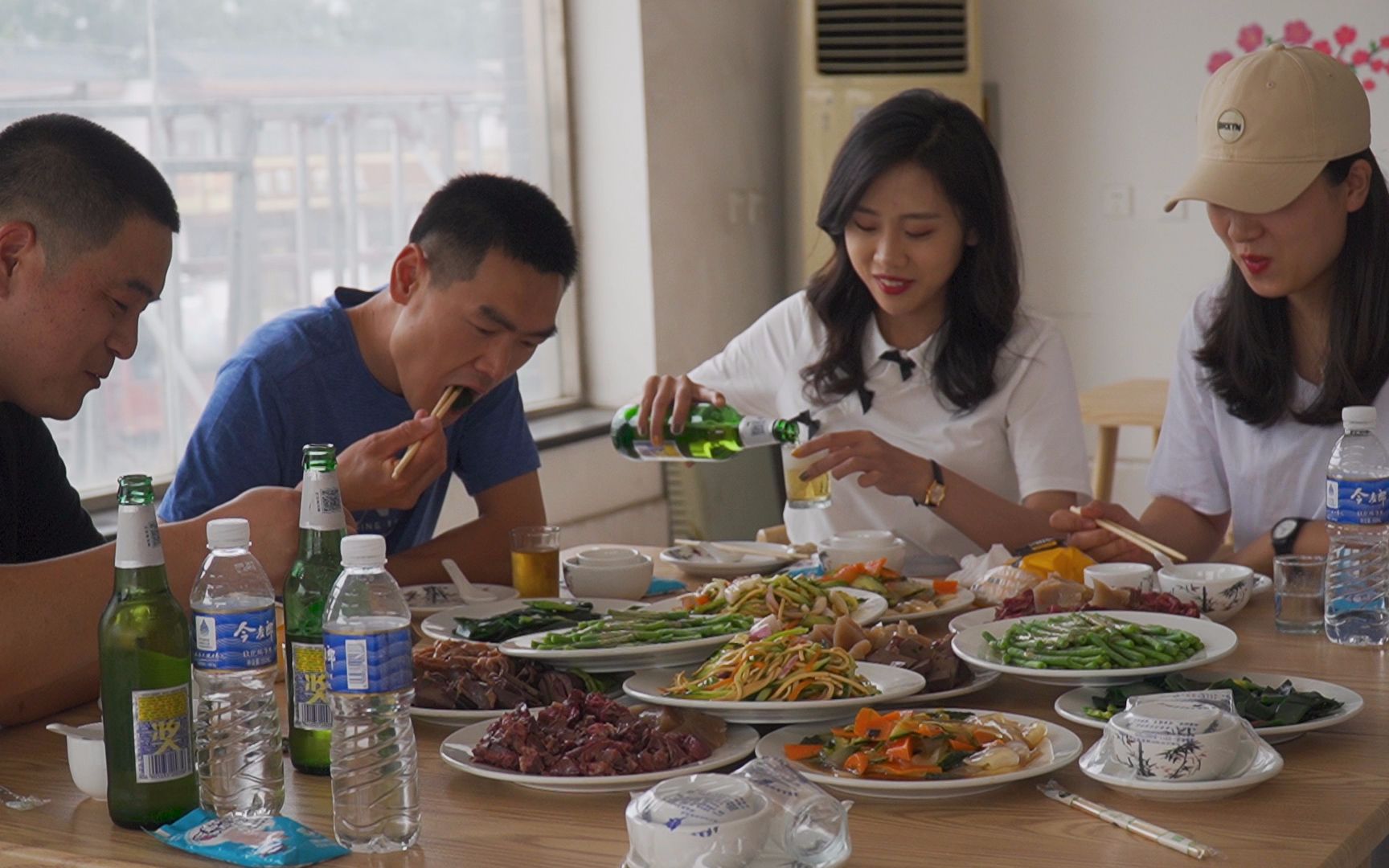 驴肉店老板请客吃饭,阿远拉上朋友一块去,这桌驴肉老板下血本了