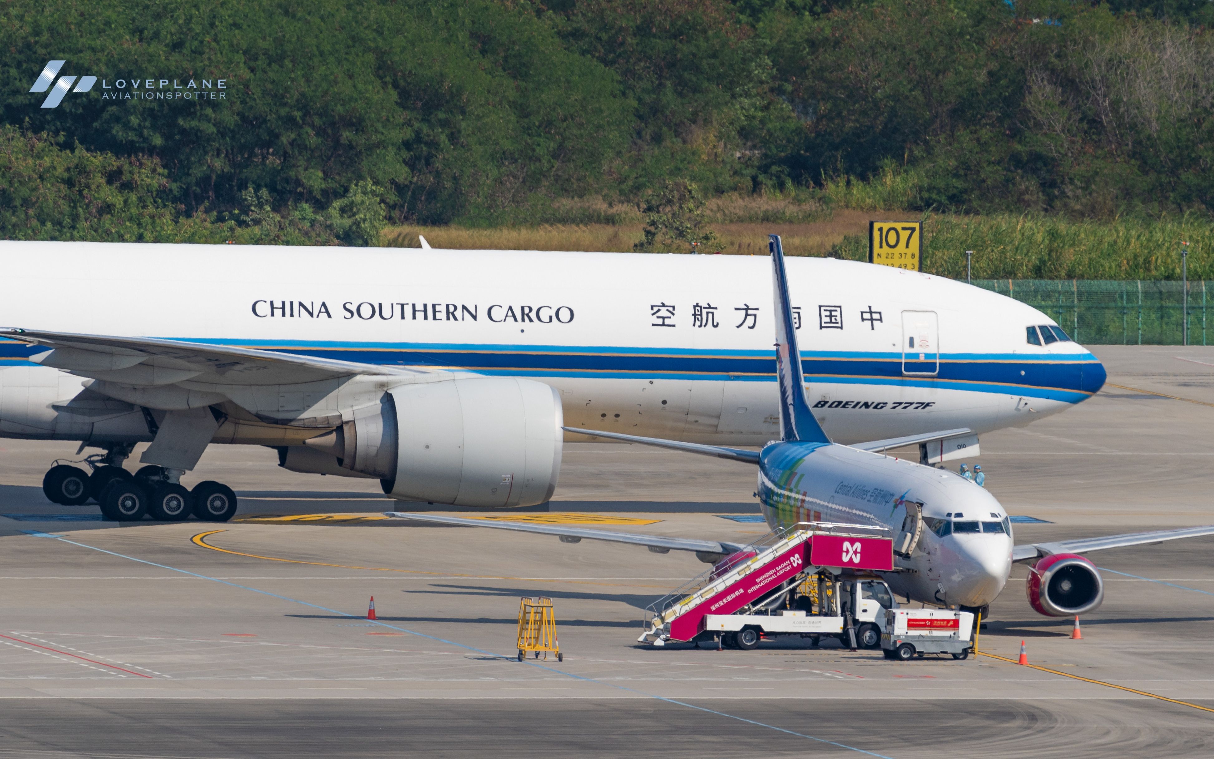 两架波音737停在b777f旁 刚好两边各挂一架