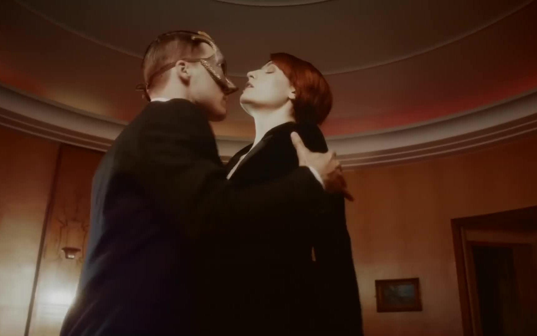 [图]【MV】Florence + The Machine - Shake It Out