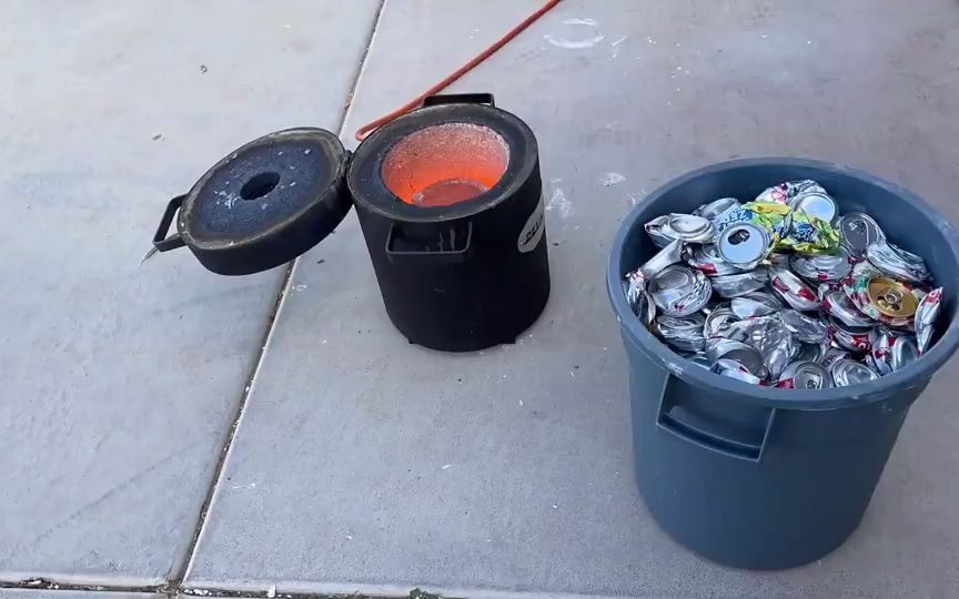 小伙把517个易拉罐踩扁后熔化,铸造成铝锭,看看能有多重