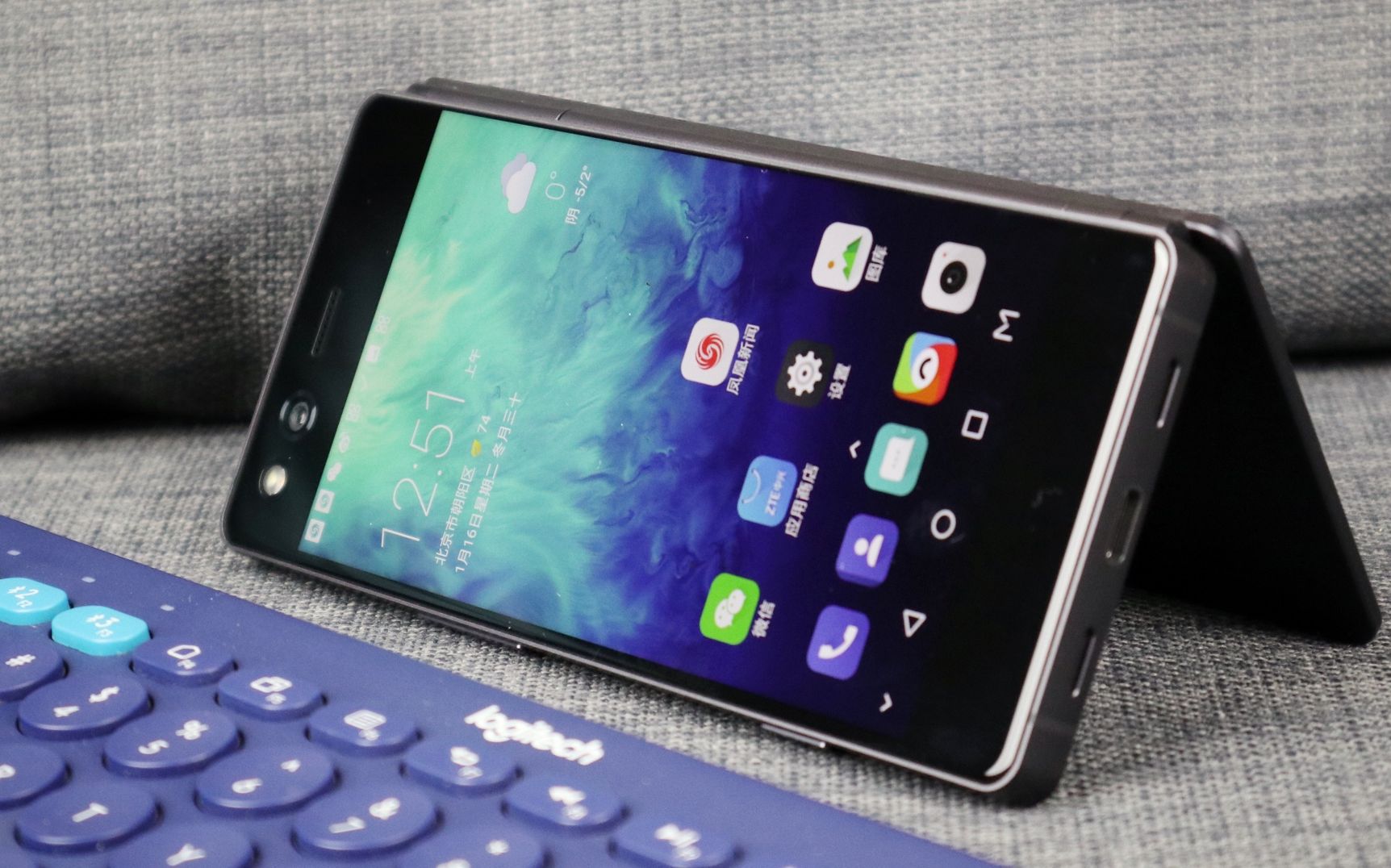 中兴axonm开箱折叠双屏有几种姿势丨凰家现场