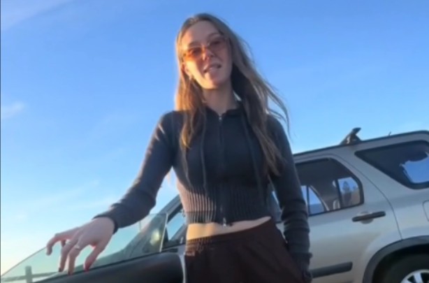 【蕾丝边】我的女朋友求我去散步