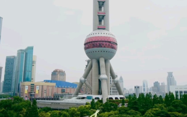 位导游带我去了解一下神圣的东方明珠.