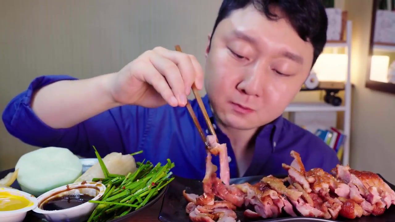 【韩国吃播,咀嚼音】屋塔房小哥-吃北京烤鸭面饼裹上葱黄豆酱包着吃真