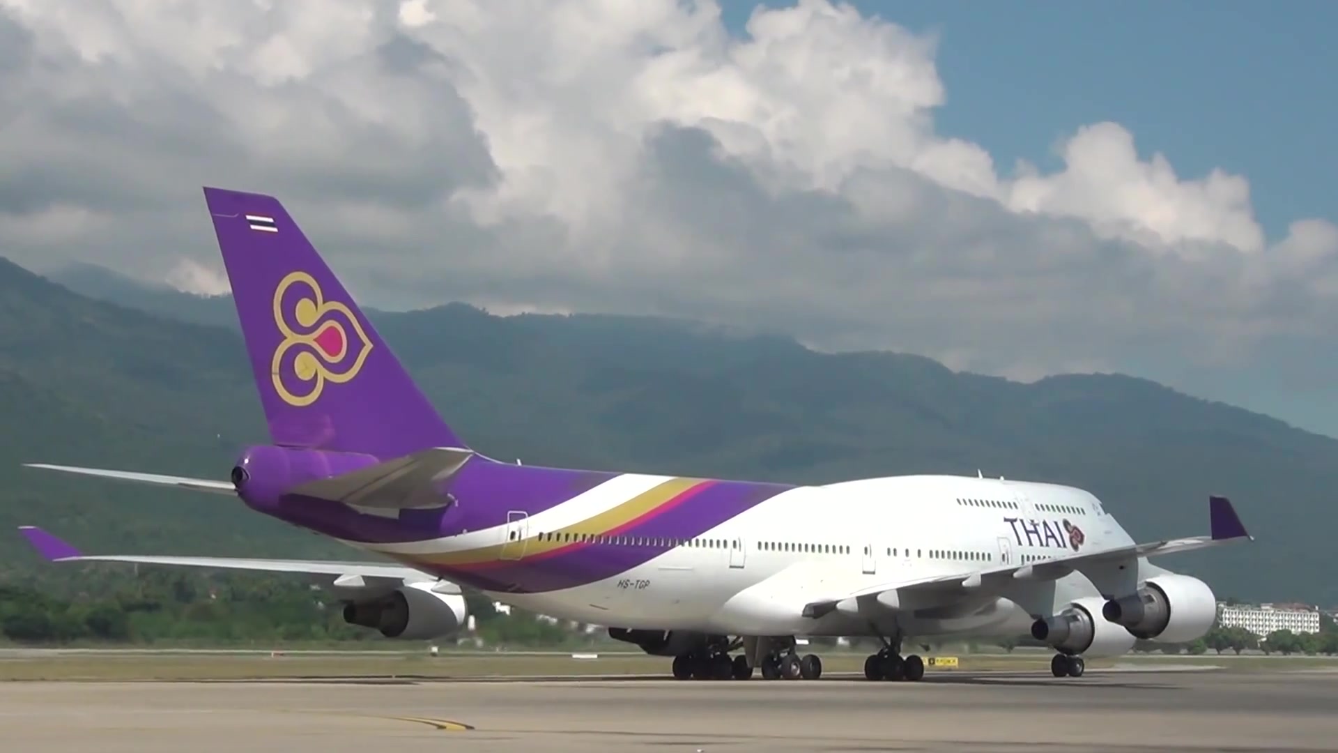 泰国航空波音747-400清迈国际机场推出启动_哔哩哔哩 (゜-゜)つロ